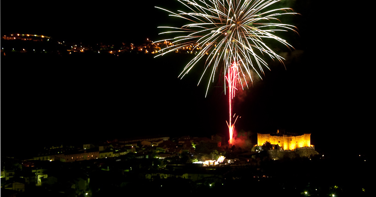 Foto nocturna de cohetes artificiales junto al castillo de Mombelrán, durante las fiestas de verano